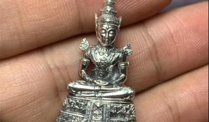 泰国佛牌佩戴可以放在衣服里面吗？佛牌怎么佩戴？