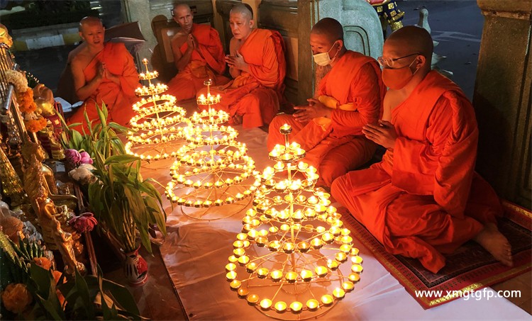 泰国寺庙 龙婆念经加持代点酥油灯