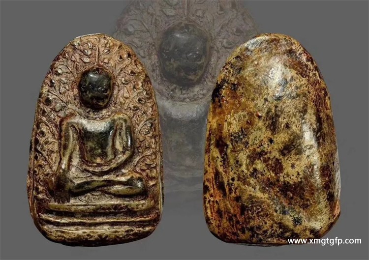 泰国虎牙佛牌图片(泰国的虎牙雕刻：泰国虎牙佛牌：神秘威力引发狂热)