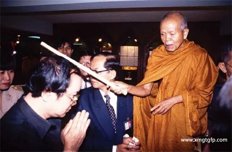 龙婆坤2538纯金典藏版自身像佛牌介绍!