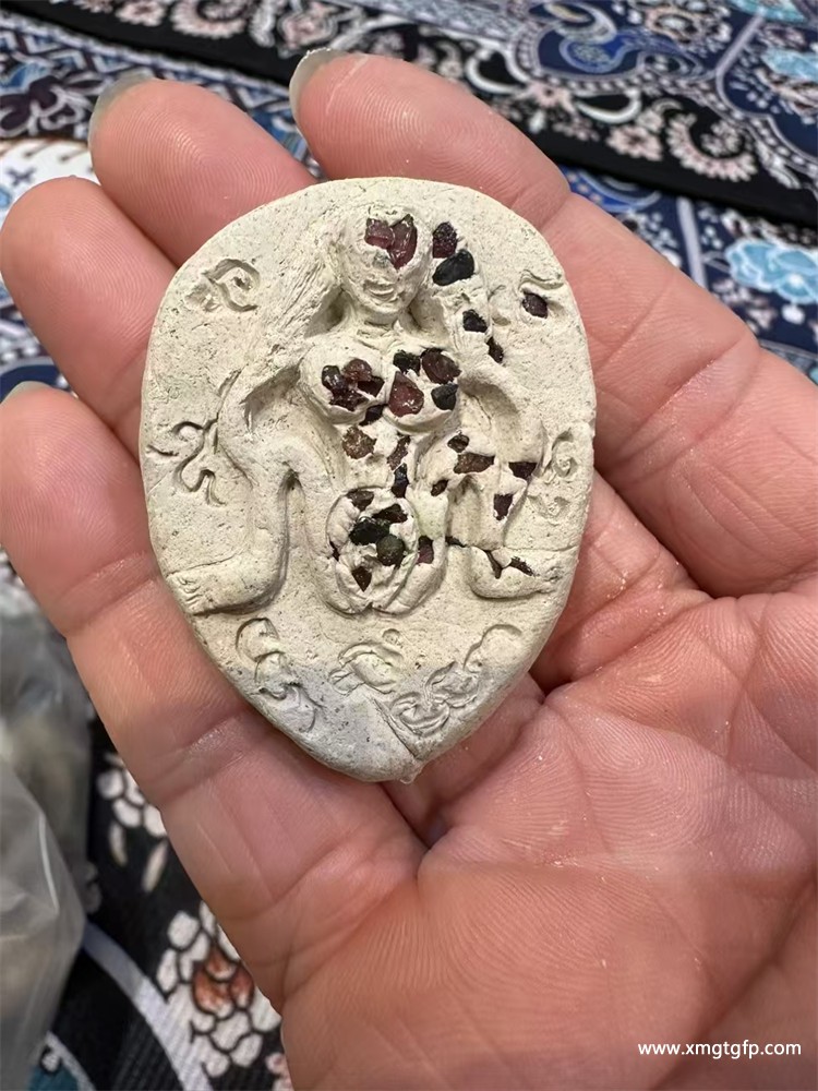 阿赞鹏碰 依霸女神 白色正面.jpg