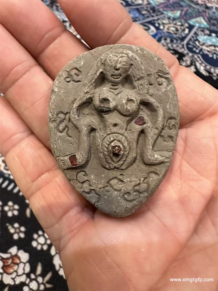阿赞鹏碰 依霸女神 灰色正面.jpg