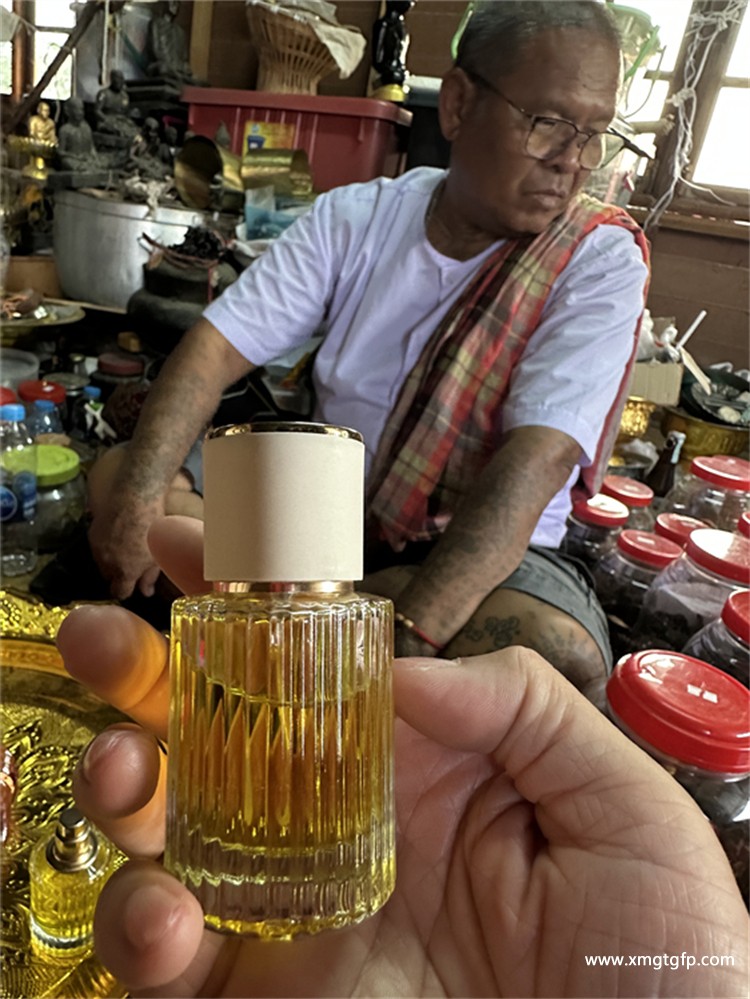 阿赞兑 百花人缘招财油 泰国佛牌 (4).jpg