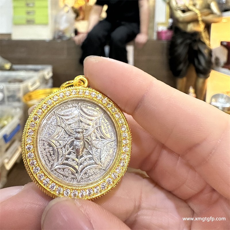 泰国佛牌 原庙恭请 阿赞喷 财富蜘蛛 莲花佛牌 镶钻外壳 饰品吊坠