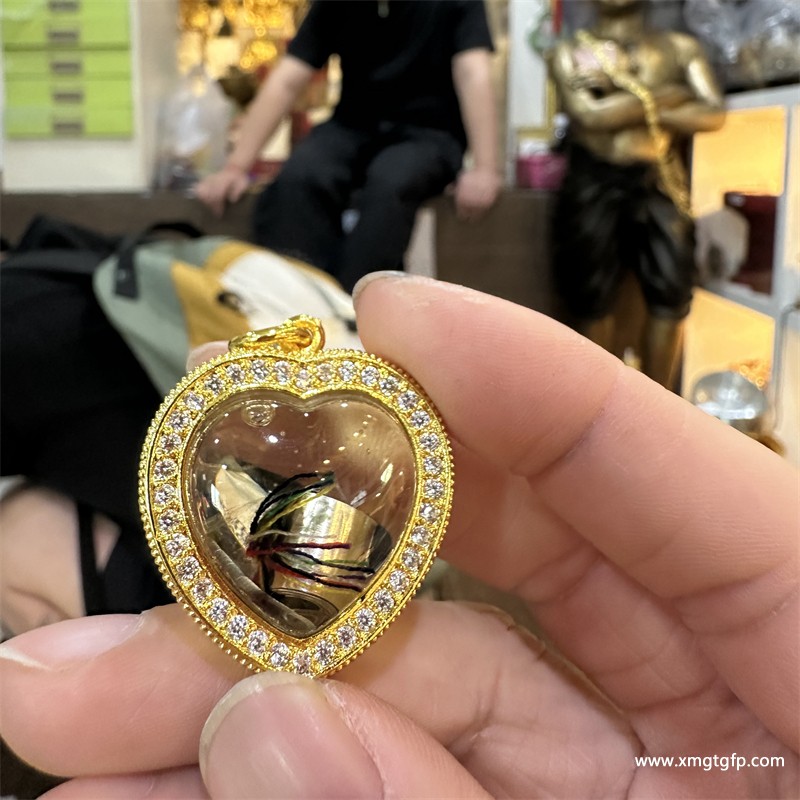 泰国佛牌 原庙恭请 阿赞喷 经文符管桃心 心锁 镶钻外壳 饰品吊坠