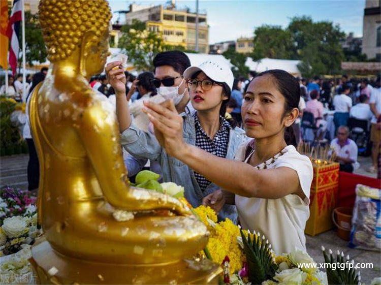泰国人礼佛上香根数不同 含义也不同