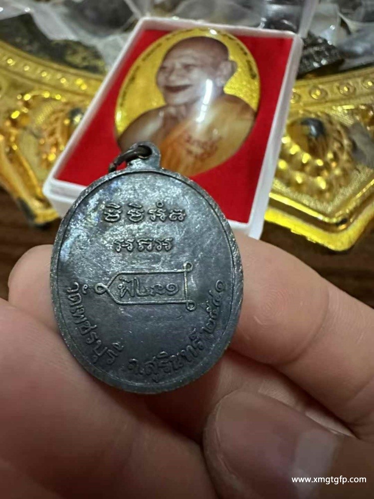 泰国佛牌 龙婆洪 2555 大摸自身像 泰国佛牌 龙婆洪 2541 一期自身像 (3).jpg